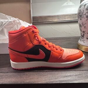 Women’s Air Jordan 1 mid SE size 6.5 brand new in original box never worn